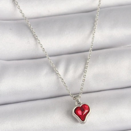 Pirinç Gümüş Renk Kırmızı Taşlı Kalp Figür Kadın Kolye