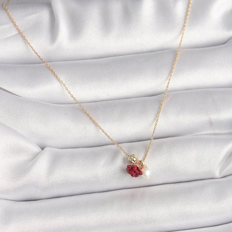 Pirinç Gold Renk Gül Model İnci Detay Kadın Kolye