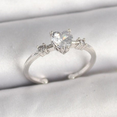 Pirinç Gümüş Renk Zirkon Taşlı Kalp Model Ayarlanabilir Kadın Yüzük